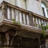 L�immobile sulla sinistra, che si sviluppa su tre livelli, presenta un balconcino decorato...